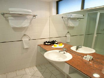 The Waverley International Hotel - Accommodation Gold Coast 2