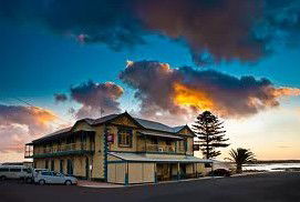 Arno Bay Hotel - 1 Gold Coast 0