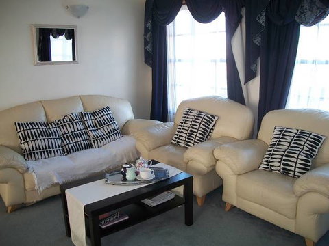 Beachside Apartment - Hove - Accommodation Gold Coast 0