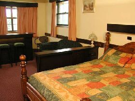 Olde Tudor Hotel - Accommodation Gold Coast 0
