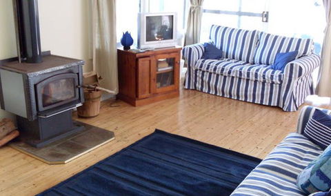 Bush And Bay Cottage - Accommodation Gold Coast 4