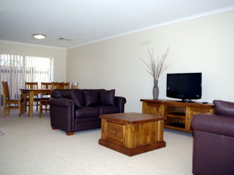 Fairways Bed And Breakfast At Jerilderie - Accommodation Gold Coast 2