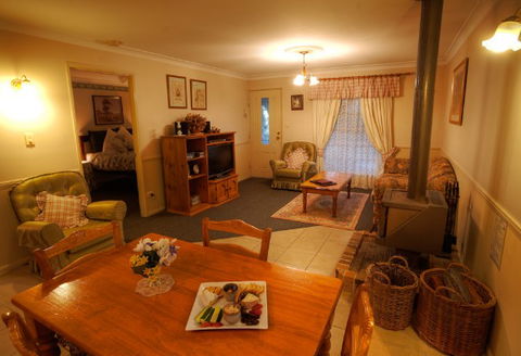 Honeysuckle Cottages And The Rocks Restaurant - Gold Coast 4U 2