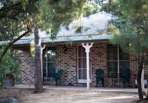 Honeysuckle Cottages And The Rocks Restaurant - Gold Coast 4U 4