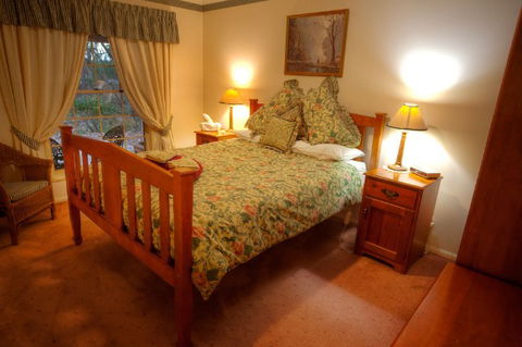 Honeysuckle Cottages And The Rocks Restaurant - Gold Coast 4U 5
