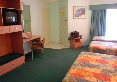 Runaway Bay Motor Inn - Gold Coast 4U 1