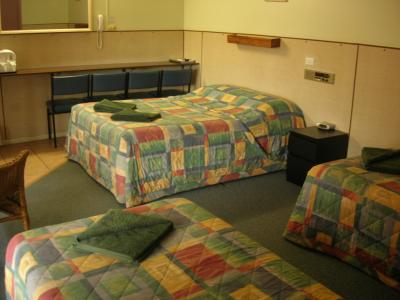 Cross Roads Motel - Gold Coast 4U 1