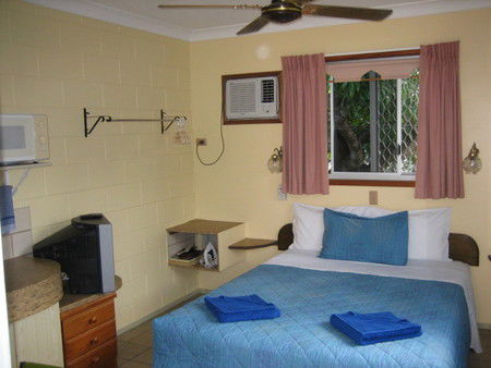 Paradise Court Holiday Units - Accommodation Gold Coast 3