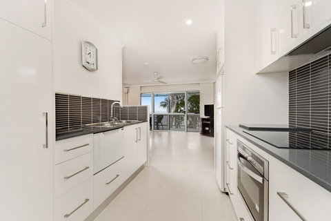 Marlin Waters Beachfront Apartments - Accommodation Gold Coast 3