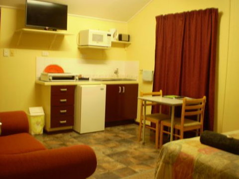 Banjo's Overnight & Holiday Units - Accommodation Gold Coast 3