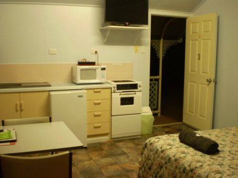 Banjo's Overnight & Holiday Units - Accommodation Gold Coast 5