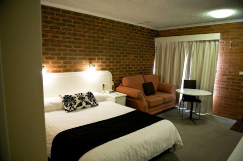 Cousins Motor Inn - Accommodation Gold Coast 0