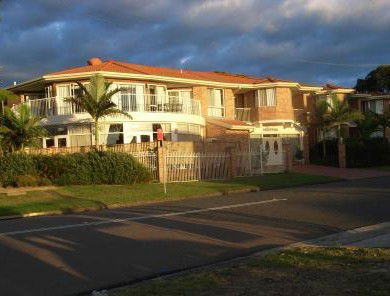 Lake Haven Motor Inn - Accommodation Gold Coast 0