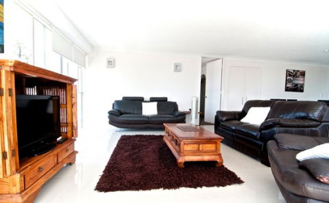 SURFERS CHALET HOLIDAY APARTMENTS - Accommodation Gold Coast 1