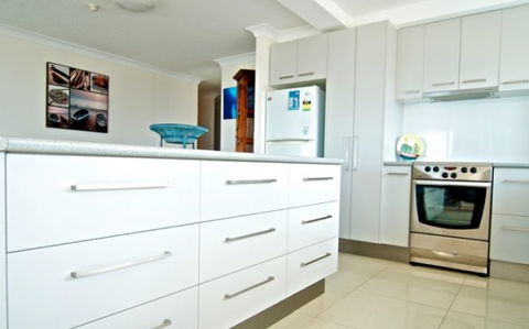 SURFERS CHALET HOLIDAY APARTMENTS - Accommodation Gold Coast 3