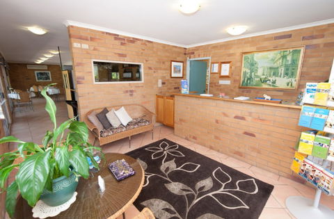 Country Comfort Gin Gin Wild Scotsman - Accommodation Gold Coast 2