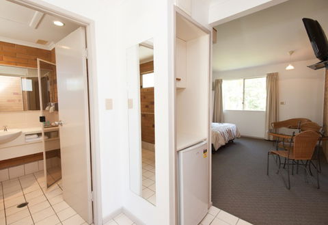 Country Comfort Gin Gin Wild Scotsman - Accommodation Gold Coast 3