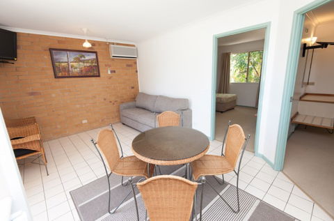 Country Comfort Gin Gin Wild Scotsman - Accommodation Gold Coast 4