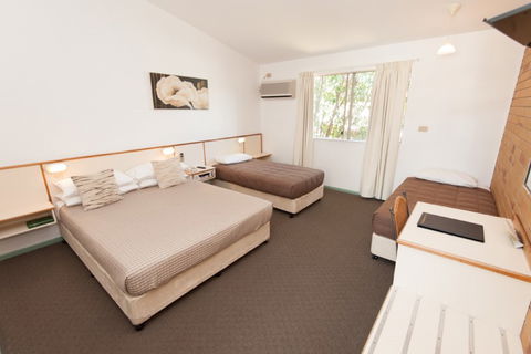 Country Comfort Gin Gin Wild Scotsman - Accommodation Gold Coast 5