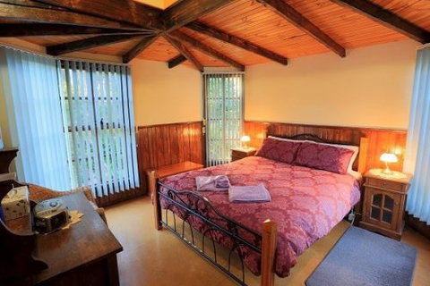 Stanley Lakeside Spa Cabins - Accommodation Gold Coast 2