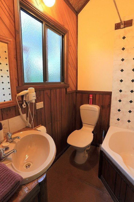 Stanley Lakeside Spa Cabins - Accommodation Gold Coast 3