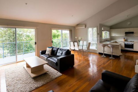 The Lake Limo - Accommodation Gold Coast 1