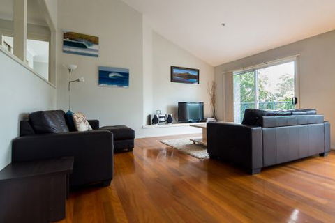 The Lake Limo - Accommodation Gold Coast 2