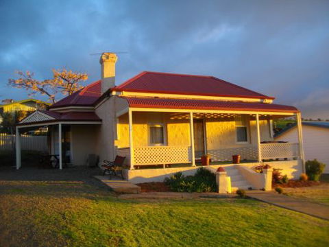 Charlie Bates Cottage - Accommodation Gold Coast 0