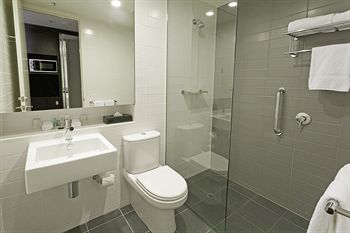 Causeway 353 Hotel - Accommodation Gold Coast 2