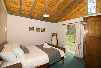 Hill 'N' Dale Farm Cottages - Accommodation Gold Coast 0