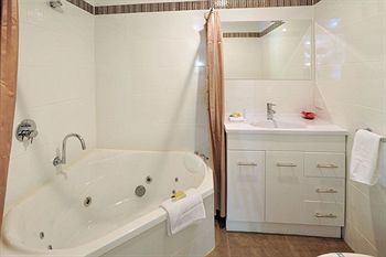 Holly Lodge - Accommodation Gold Coast 13