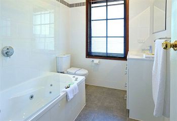 Holly Lodge - Accommodation Gold Coast 24