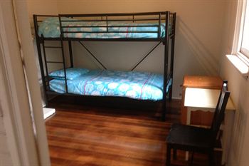 Oslo Hotel - Hostel - Accommodation Gold Coast 1