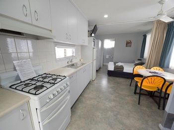 Alex Beach Cabins - Accommodation Gold Coast 32