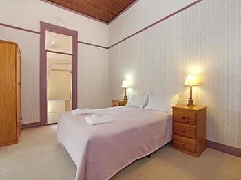 The Victoria & Albert Guesthouse - Gold Coast 4U 4