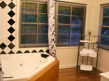 Tudor Cottages Mt Dandenong - Accommodation Gold Coast 2