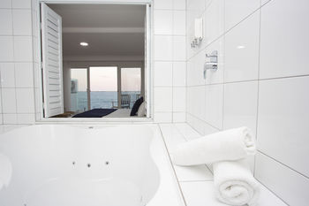 Ocean Front At The Entrance - Accommodation Gold Coast 6