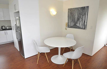 Balmain 1 Mont Furnished Apartment - Accommodation Gold Coast 2