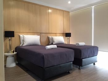 Neutral Bay 46 Young Furnished Apartment - Gold Coast 4U 1