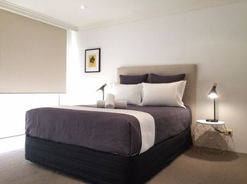 Neutral Bay 46 Young Furnished Apartment - Gold Coast 4U 2