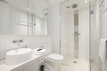 Melbourne Fully Self Contained Modern 1 Bed Apartment 4505A - Accommodation Gold Coast 0