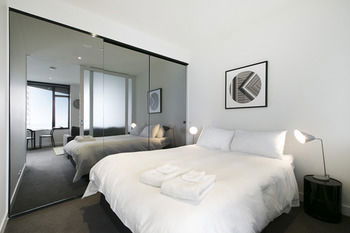 Melbourne Fully Self Contained Modern 1 Bed Apartment 4505A - Accommodation Gold Coast 2