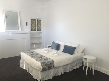 Newcastle Accommodation Tighes Hill - Accommodation Gold Coast 0