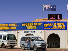 Radeka Downunder Underground Motel And Backpacker Inn - Accommodation Gold Coast 0