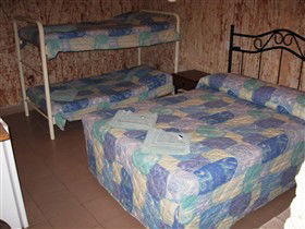 Radeka Downunder Underground Motel And Backpacker Inn - Accommodation Gold Coast 2