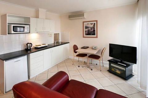 BEST WESTERN Ensenada Motor Inn & Suites - Accommodation Gold Coast 1
