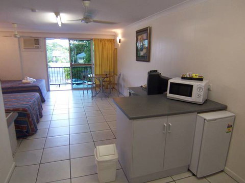 Cairns Holiday Lodge - Accommodation Gold Coast 1