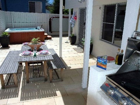Joylaine Beach House - Accommodation Gold Coast 3