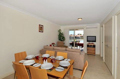 Lakeside Holiday Apartments - Accommodation Gold Coast 2