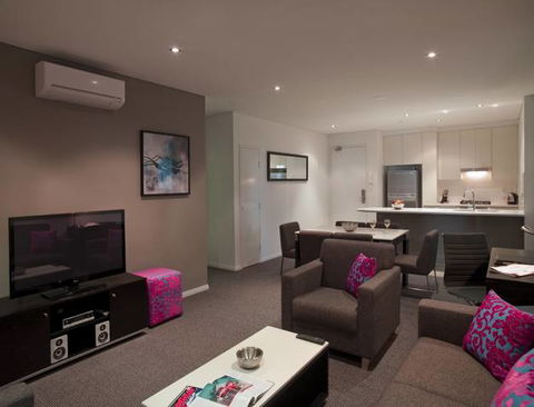 Meriton Serviced Apartments - Southport - Accommodation Gold Coast 2
